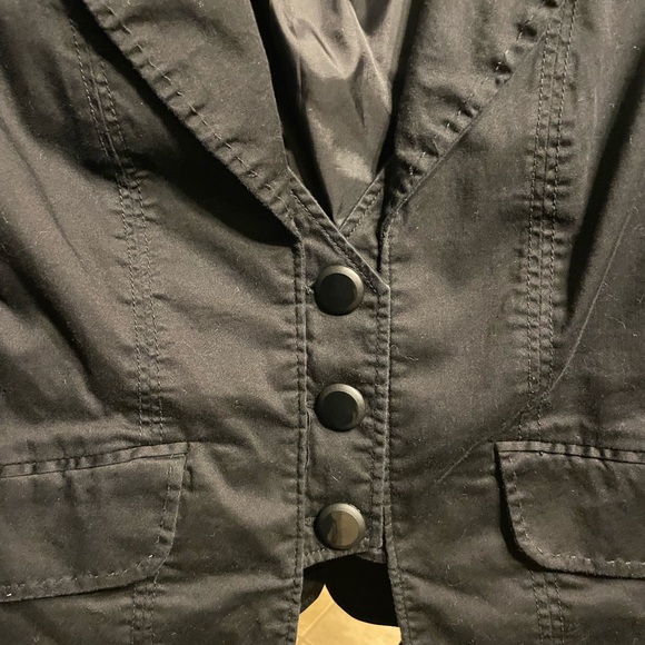 Black blazer women, size Small, top stitched lapel, 3 buttons on front, lined - Picture 5 of 8